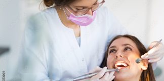 Gi deg selv et smil som varer livet ut Dentist and patient in dentist office