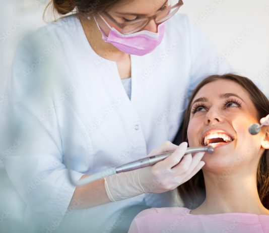 Gi deg selv et smil som varer livet ut Dentist and patient in dentist office