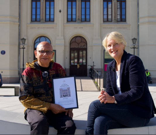 Khalid Salimi får utmerkelse fra Nobels Fredssenter