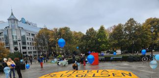 1500 ballonger på Eidsvolls plass – én for hvert glemte barn i Moria og hvert drepte barn på Gaza | Moriabevegelsen