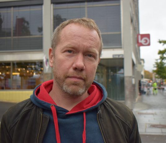 Forfatter: – Vi kan ikke bare være ikke-rasister; vi er nødt til å bli antirasister