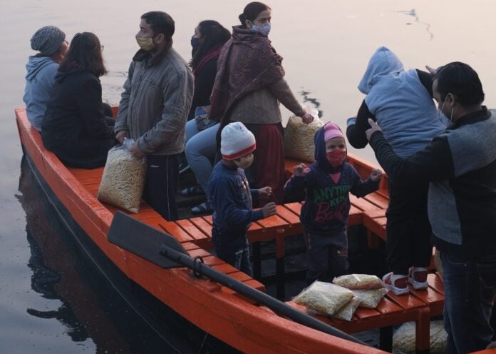 a-group-of-people-in-a-boat-on-the-water-stockpack-unsplash migranter