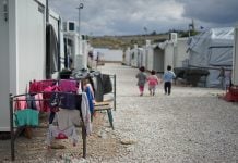 Britene internerte 94 asylbarn som voksne Syrian refugee camp in the outskirts of Athens. Over 6.6 million Syrians were forced to flee their home since 2011. Many are still stranded in refugee camps in Turkey and Greece, waiting (and hoping) to be granted asylum in European countries or beyond. According to the United Nations Universal Declaration of Human Rights of 1948, "everyone has the right to seek and to enjoy in other countries asylum from persecution". In practice, despite the existence of well-founded fear of persecution, many host countries are not upholding the basic right of asylum.