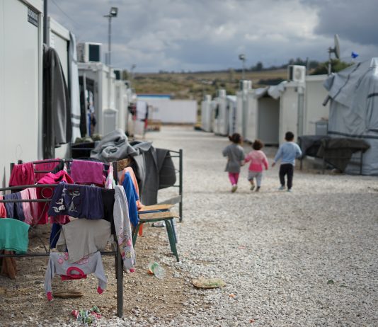 Syrere vender hjem – FN ber Norge og andre land øke støtten Syrian refugee camp in the outskirts of Athens. Over 6.6 million Syrians were forced to flee their home since 2011. Many are still stranded in refugee camps in Turkey and Greece, waiting (and hoping) to be granted asylum in European countries or beyond. According to the United Nations Universal Declaration of Human Rights of 1948, "everyone has the right to seek and to enjoy in other countries asylum from persecution". In practice, despite the existence of well-founded fear of persecution, many host countries are not upholding the basic right of asylum.