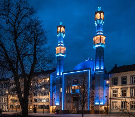 Derfor lyser de opp moskeen i blått