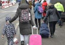FN advarer: Kutt i finansiering kan stenge skoledørene for enda flere flyktningbarn Ukrainske flyktninger på flukt. Antallet ventes å fortsette å øke i 2023. Foto: Arorae - Own work, CC BY-SA 4.0, https://commons.wikimedia.org/w/index.php?curid=116304633