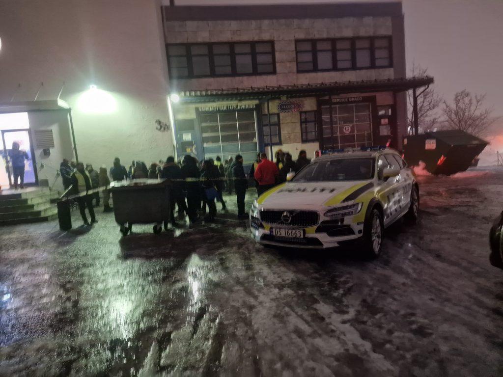 Demonstranter og politi utenfor kultursenteret på Rommen, øverst i Groruddalen.