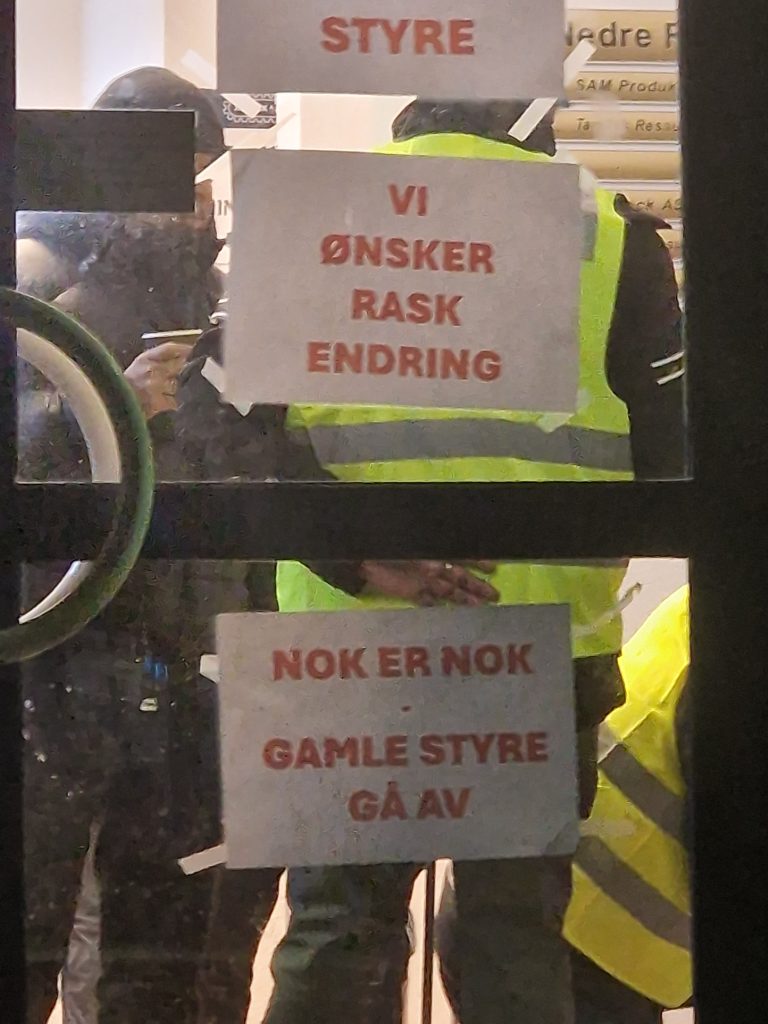 Krav på døra om endringer ved kultursenteret.