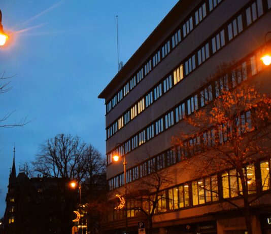 Oslo rådhus markerte starten på ramadan med lyssetting