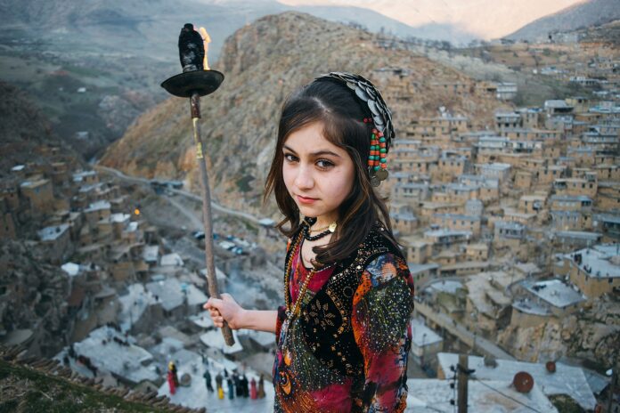 En kurdisk jente som feirer Newroz