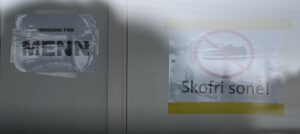 KJØNNSSEGREGERING: Et eget skilt inne i bygget viser egen inngang for menn. Dette er vanlig i mange moskeer i Norge.