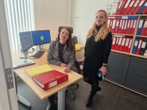 Ludmila (t.v.) og Hanna (t.h.) har fått praksisjobb i kommunen.