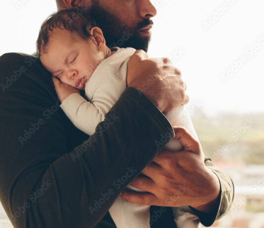 Lite tyder på at loven om rituell omskjæring fungerer til barnets beste Newborn baby boy in his father's arms