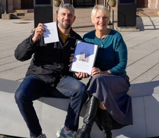 Leo Ajkic får utmerkelse fra Nobels Fredssenter