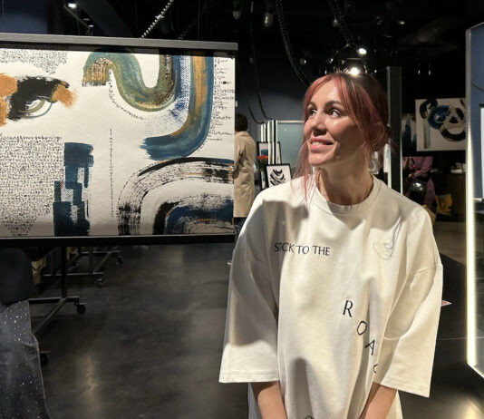 Yustina tatoverer gjester på utstilling i Oslo