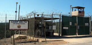 Første fly med deporterte på vei til Guantanamo