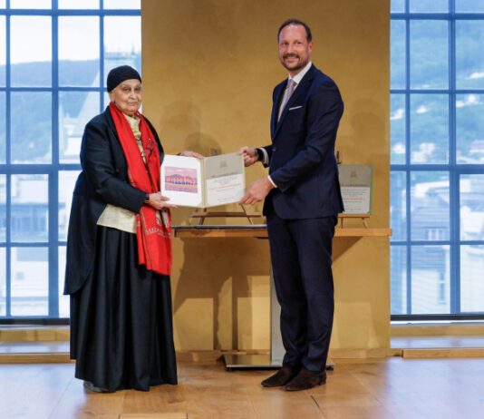 Holbergprisen overrakt til professor Gayatri Chakravorty Spivak
