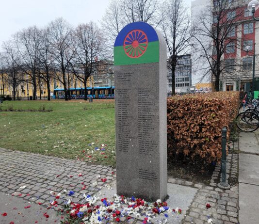 Kongen avduket minnesmerke over norske romer drept i Auschwitz