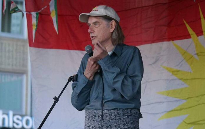Jan holder appell under en markering for Kurdistans uavhengighet i Trondheim.