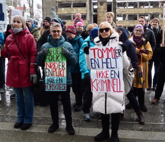 Flere hundre demonstrerte for flyktningforkjemper