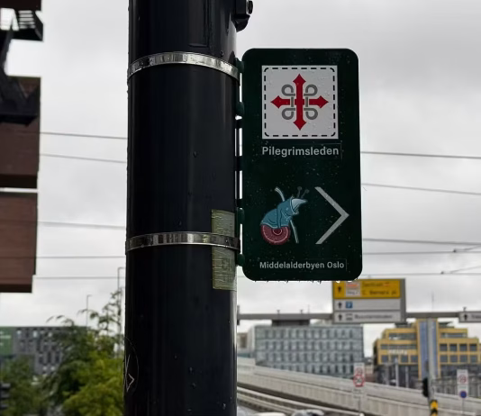 Nye gateskilt i Oslo viser retningen mot islams helligste by