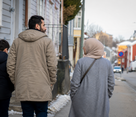 IRN advarer om voldsbølge: Tre drept ved moské – muslimsk mann knivstukket tolv ganger