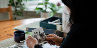 Da datteren min ville adoptere bort barnet sitt, kom min egen historie tilbake