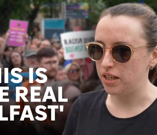Tusener demonstrerte mot rasisme etter anti-innvandreropptøyer i Belfast