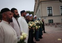 Muslimske ledere hedret kong Harald med blomster