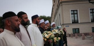Muslimske ledere hedret kong Harald med blomster