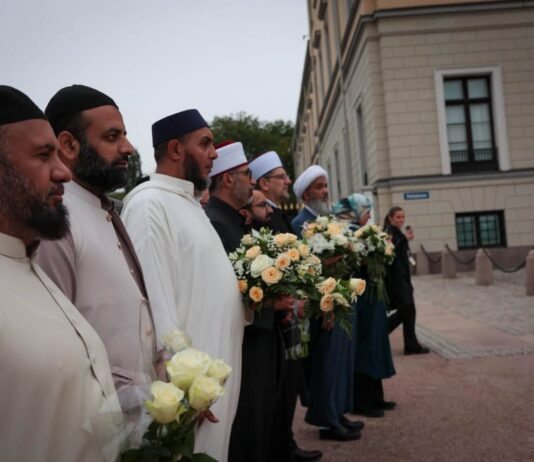 Muslimske ledere hedret kong Harald med blomster