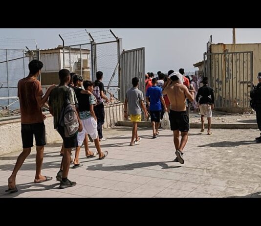 500 unge tilbake på stranden – timer etter at Ceuta ryddet migrantleiren