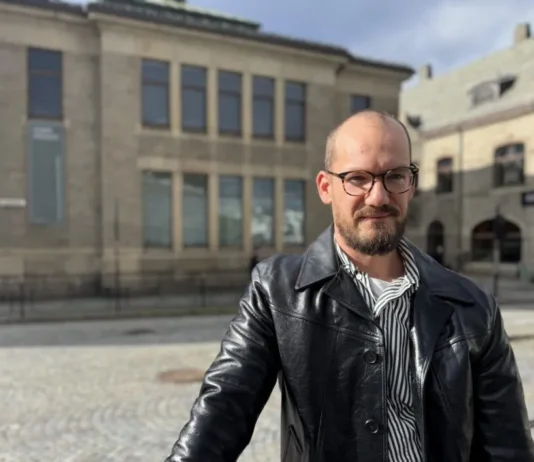 Barnebarn oversetter familiens krigsminner – nå vises historiene på museum