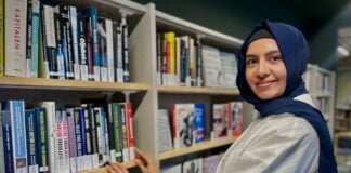 Underviste afghanske kvinner etter Taliban – nå skal Yalda skrive fritt fra Alta