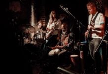 Afrobass går rett fra scenen til studio – vil utvikle lyden videre