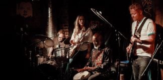 Afrobass går rett fra scenen til studio – vil utvikle lyden videre