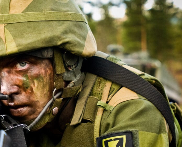 En soldat fra Telemark Bataljon i øvingsfeltet ved Rena Leir