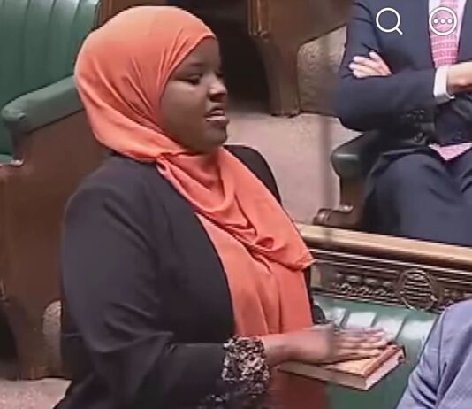 Sagal møtte rasisme på vei til parlamentet – nå har hun avlagt eden med Koranen