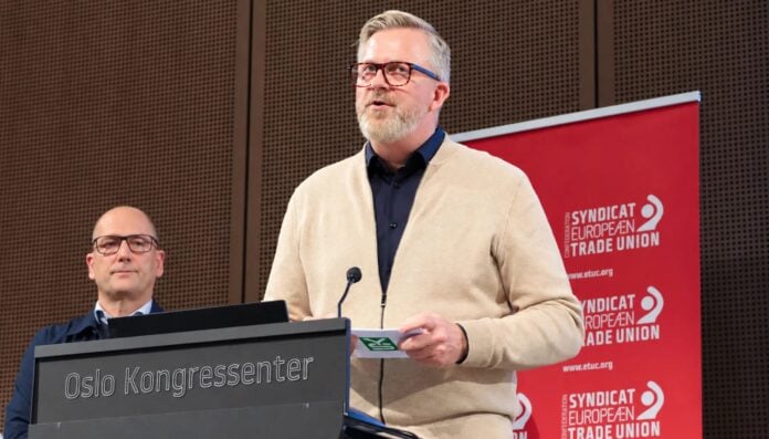 YS-leder Hans-Erik Skjæggerud på talerstolen i Oslo Kongressenter, der fagforeningsledere fra hele Europa er samlet denne uka.